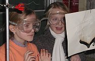 Forschung als Abenteuer erleben - wie diese jungen Nachwuchs-Naturwissenschaftlerinnen