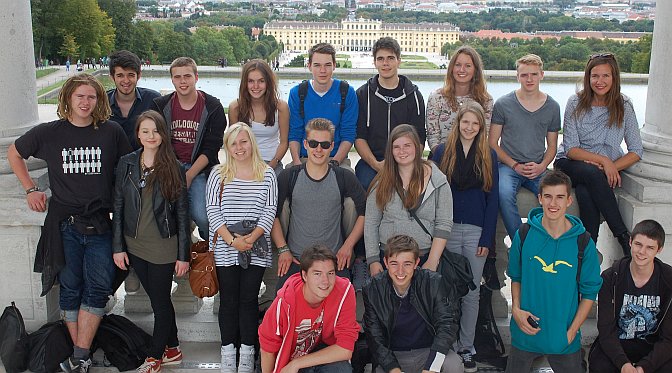 16.09.13 - Wien lag uns zu Füßen und wir Wien - Gruppenfoto in der Gloriette mit Blick auf Schloss Schönbrunn