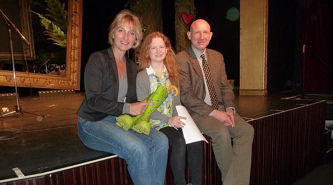 19.05.13 - Frau Hoyer, Hanna und Herr Blank in der Pause auf der Bühne des Ohnsorg-Theaters