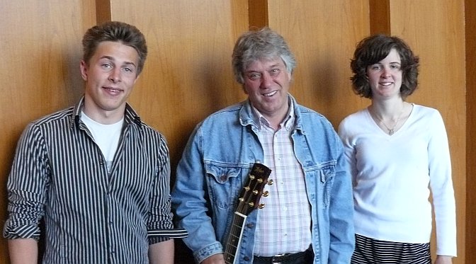 23.05.08 - Rolf Zuckowski mit Christian und Lea von der Theatergruppe