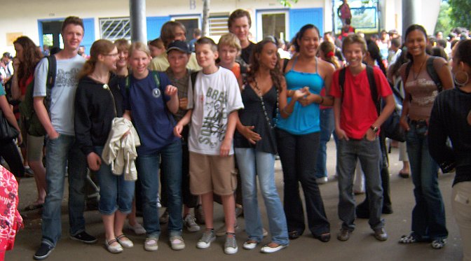Mai 2008 - Auf dem Schulhof unserer Partnerschule auf La Réunion